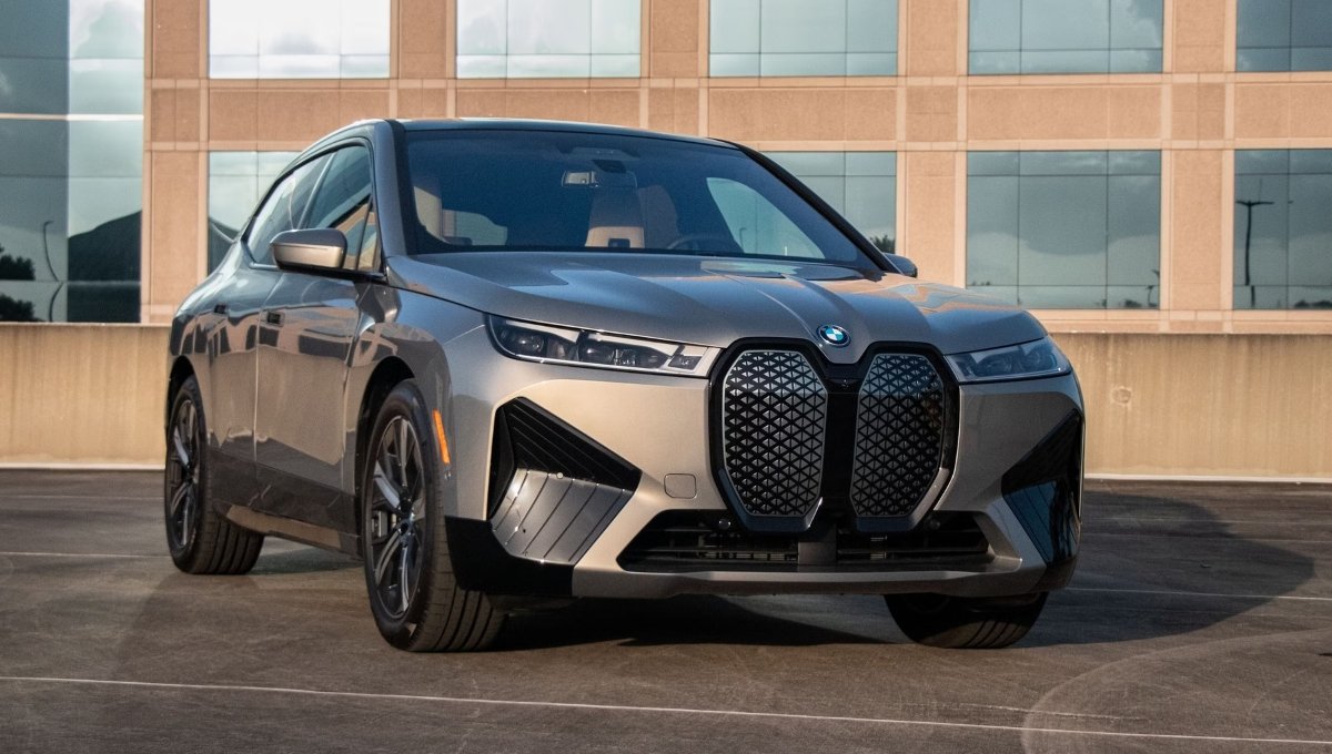 BMW iX 2025: लग्जरी इलेक्ट्रिक SUV जो दिल जीत ले, दमदार पावर और स्मार्ट तकनीक के साथ