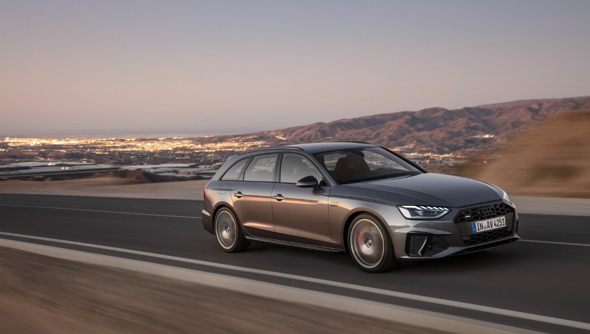 Audi A4: ₹45.34 लाख की शानदार लग्जरी कार, 17 KMPL माइलेज और दमदार परफॉर्मेंस