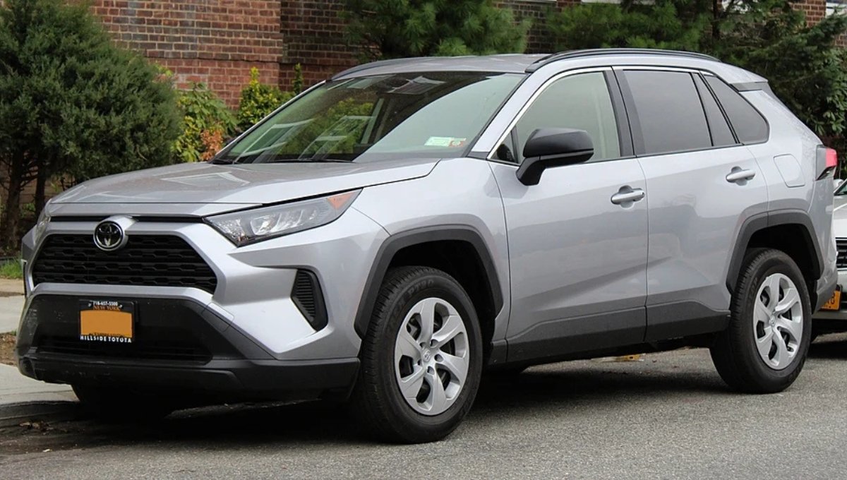 Toyota की सबसे एडवांस Toyota SUV RAV4 Hybrid जबरदस्त माइलेज, फीचर्स और शानदार लुक्स के साथ