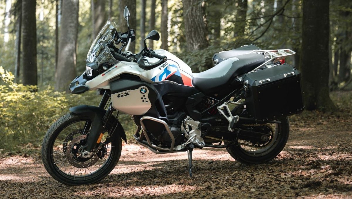 BMW F 900 GS: 13.75 लाख में एडवेंचर का नया राजा, 24 kmpl का माइलेज और दमदार लुक 