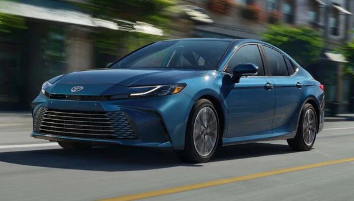 Toyota Camry: 2025 की सबसे स्टाइलिश और दमदार सेडान, देखिए कीमत और फीचर्स