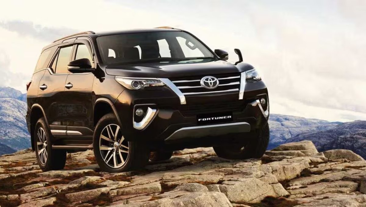 Toyota Fortuner: 12 kmpl माइलेज और 201bhp की दमदार पावर, कीमत ₹33 लाख से शुरू