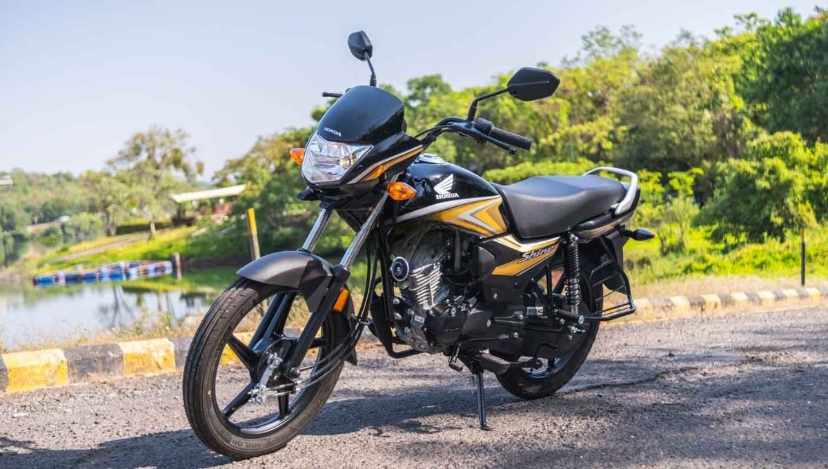 Honda Shine 100: जबरदस्त परफॉर्मेंस और 55kmpl माइलेज के साथ ₹68,767 में आई बजट बाइक