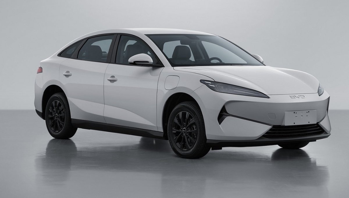 BYD e7 Electric Sedan: 12 लाख की स्टाइलिश कार जो देगी टोयोटा कैमरी को टक्कर, जानिए पूरी डिटेल
