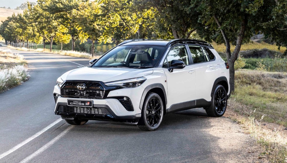 Toyota Corolla Cross GR Sport: दमदार लुक, हाइब्रिड पावर और सेफ्टी फीचर्स से भरपूर SUV का शानदार आगमन