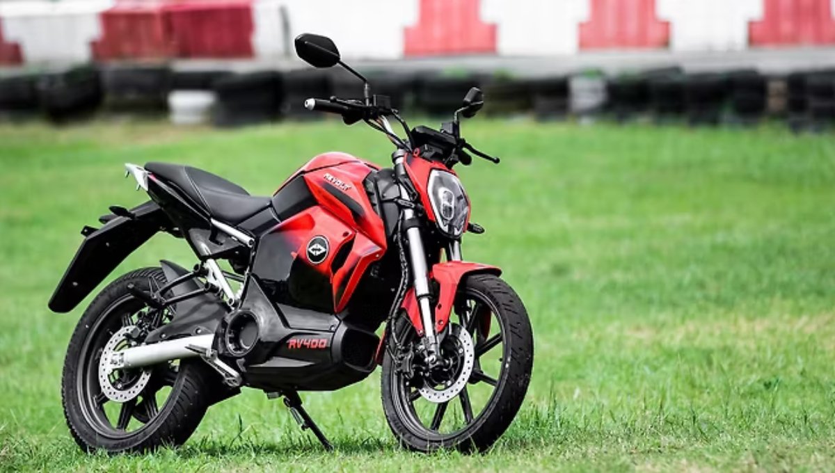 Revolt RV400 सिर्फ ₹1.24 लाख में 150KM रेंज और जबरदस्त फीचर्स वाली परफेक्ट इलेक्ट्रिक बाइक
