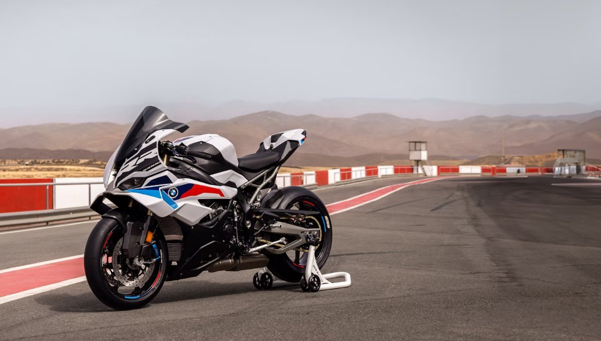 BMW S1000 RR: सिर्फ ₹20.5 लाख में पाएँ 999cc की रफ्तार और 15 kmpl का दमदार माइलेज