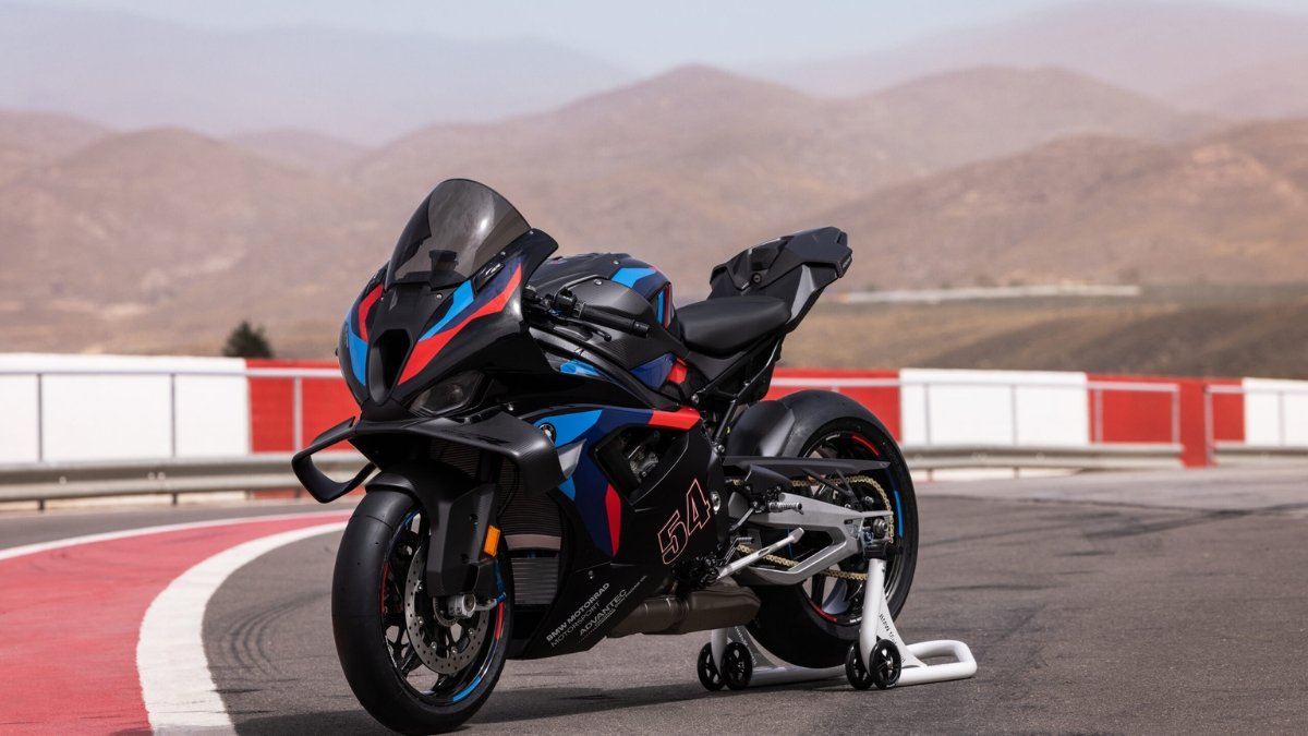 BMW M 1000 RR: Rs 49 लाख की इस सुपरबाइक में छिपा है रेस ट्रैक का असली जूनून