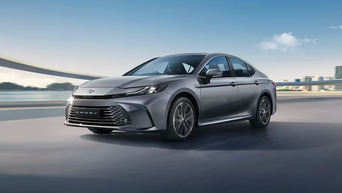 Toyota Camry: केवल 25.49 kmpl माइलेज में, Rs48.50 लाख की बड़ी लक्ज़री